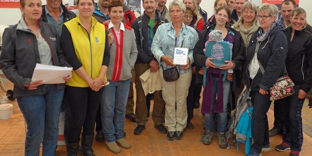 Die Ausgezeichneten mit den Expertinnen und Vertretern der Trägerorganisationen an der "Pferd". (Bilder akr)