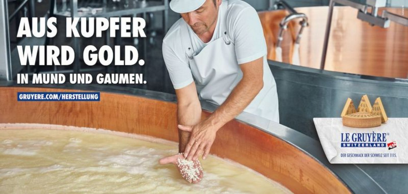 Die neue Werbung zeigt, welche Arbeitsschritte, Personen und Tiere hinter einem Gruyère AOP stehen. (Bild Gruyère AOP/Numèro 10)
