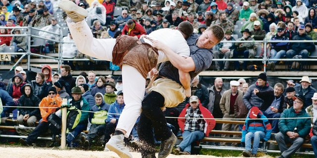 Bislang wurden Schwinghosen aus ausländischem Flachs hergestellt. Das soll sich ändern. Dass diese komplett «Made in Switzerland» werden sollen, freut den Angreifer Curdin Orlik. (Bild Barbara Loosli)