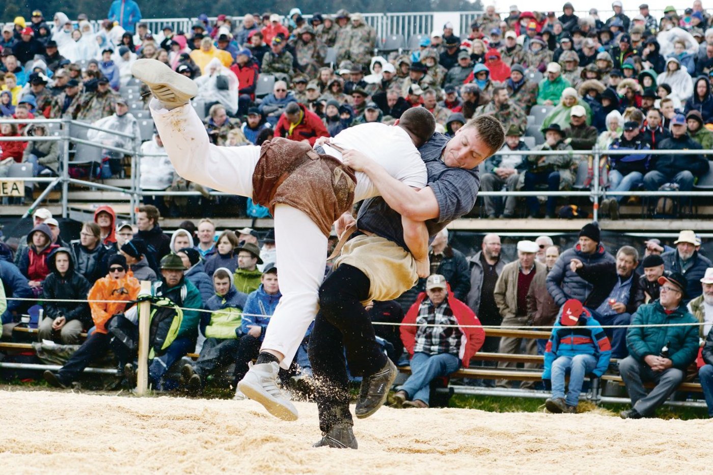 Bislang wurden Schwinghosen aus ausländischem Flachs hergestellt. Das soll sich ändern. Dass diese komplett «Made in Switzerland» werden sollen, freut den Angreifer Curdin Orlik. (Bild Barbara Loosli)