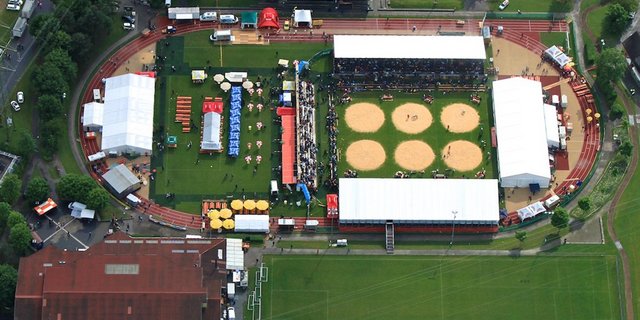 Blick von oben auf die Arena vom Luzerner Kantonalen Schwingfest 2011 auf den Sportanlagen Chärnsmatt in Rothenburg. (Bild SK Rothenburg)