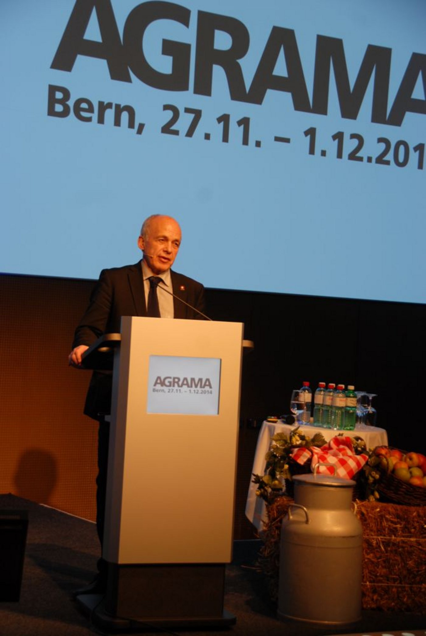 Bundesrat Ueli Maurer sieht das Gleichgewicht zwischen Produktion und Ökologie in der Agrarpolitik gestört, wie er in seiner Rede betonte. Die Landtechnikfans ... (Bilder: Hansjürg Jäger)