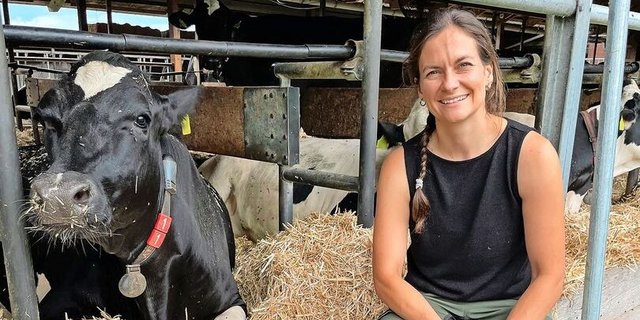 Meisterlandwirtin Vreni Spitz ist nebst der Feldarbeit für die Milchkühe zuständig.