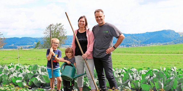 Daniel und Flavia Steiner mit Livio und Elina: Hier wächst das Gemüse für den Direktverkauf und im Hintergrund der Zitronenthymian. 
