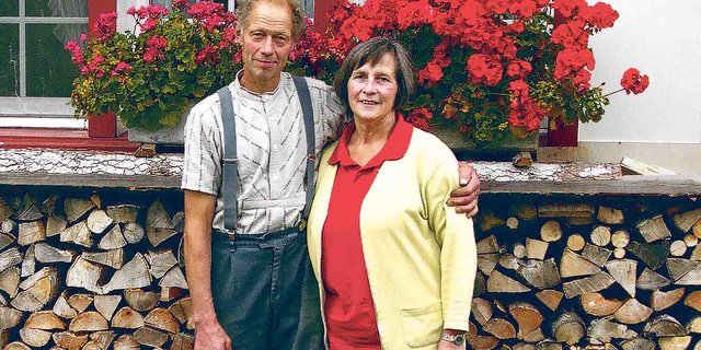 Gerlinde und Bruno Neff haben sich auf der Altenalp kennengelernt und sind sich treu geblieben. (Bild Filmstill/zVg)