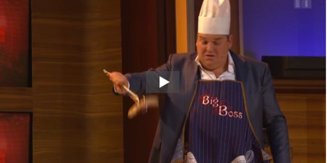 Mike Müller brät in der Sonntagabendsendung Würste. Das sei allerdings nicht Teil des Deals gewesen, hält Proviande im «Blick» fest. (Bild: Screenshot SRF)«