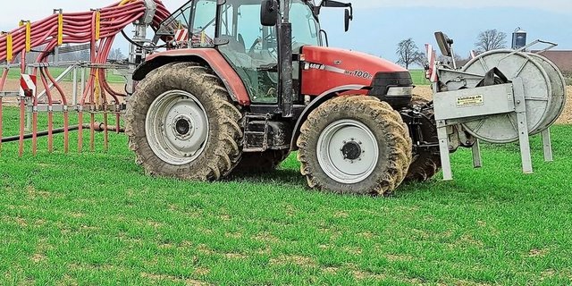 Güllen im Frühjahr gibt alle Jahre wieder zu reden. Die Merkblätter des zuständigen Kantons zum möglichen Einsatzzeitpunkt sind unbedingt zu beachten. 