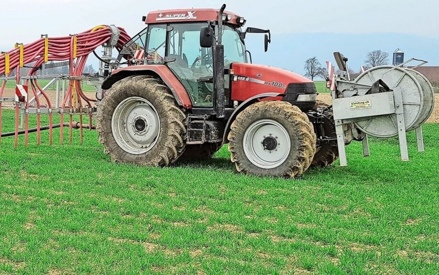 Güllen im Frühjahr gibt alle Jahre wieder zu reden. Die Merkblätter des zuständigen Kantons zum möglichen Einsatzzeitpunkt sind unbedingt zu beachten. 