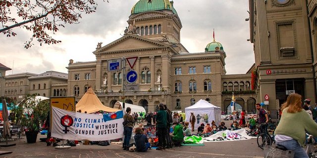 48 Stunden dauerte die Besetzung des Bundesplatzes. Während der Parlamentssession muss dieser rechtlich gesehen eigentlich frei bleiben. (Bild riseupforchange.ch)