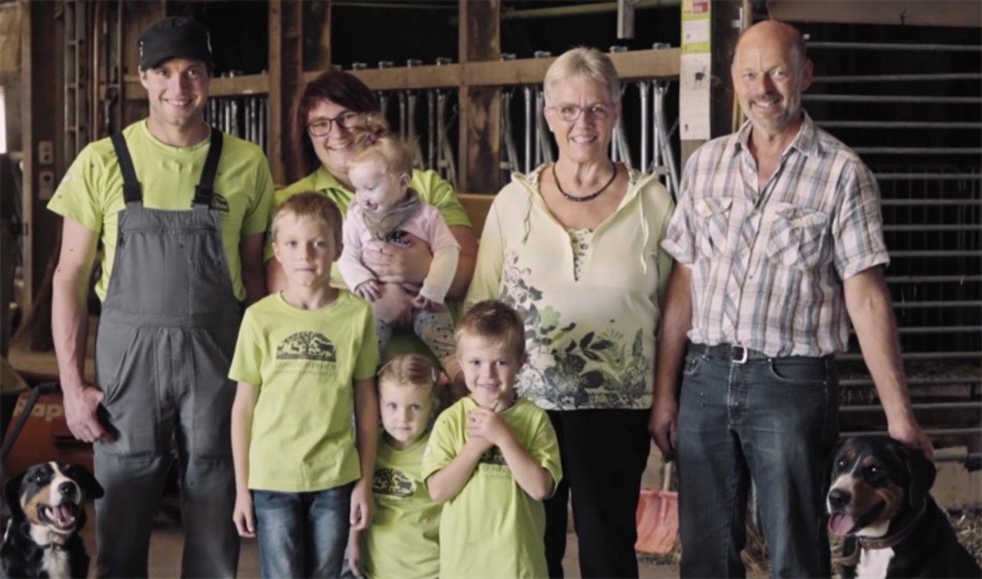 Die drei Kinder vom Anneke und Albert Rüdisüli haben ihren Weg in anderen Berufen gefunden, keines wollte den elterlichen Bio-Betrieb im Zürcher Oberland weiterführen. (Bild Screenshot)