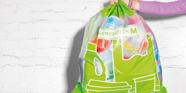 Die Verwendung von recycliertem Plastik aus den Sammelsäcken soll zur Ressourcenschonung beitragen, da damit neues Material für Verpackungen eingespart wird. (Bild Migros)