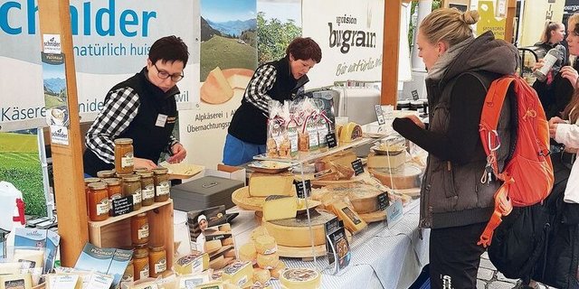 Käse degustieren und kaufen: Besucher des Cheese-Festivals in Luzern schätzten den Kontakt zu den Ausstellern.