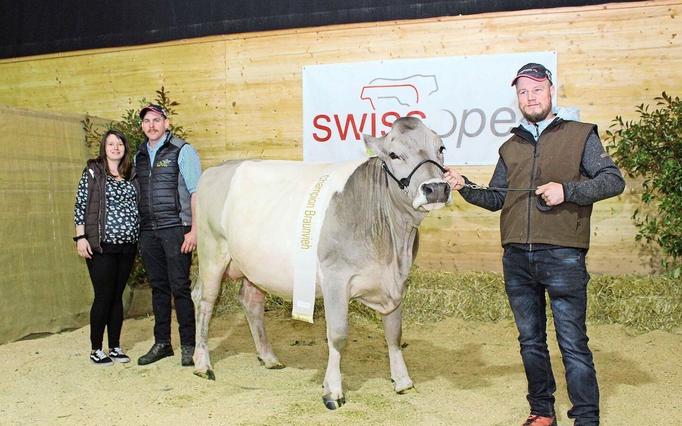 Armin, Yvonne und Ady Hotz (rechts) aus Morgarten SZ zeigten die Champion Braunvieh, Jordi Grischun.
