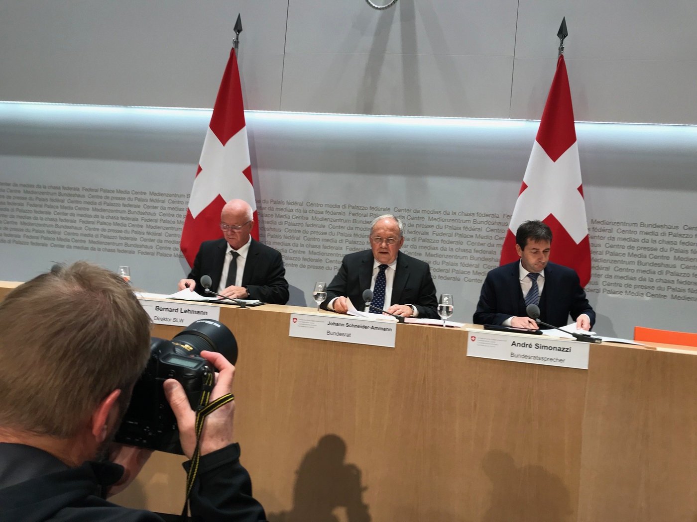 (v. l. n. r.) Direktor BLW, Bernhard Lehmann, Bundesrat Johann Schneider Ammann und Bundesratssprecher André Simonazzi informieren über die AP22+. (Bild Adrian Krebs)