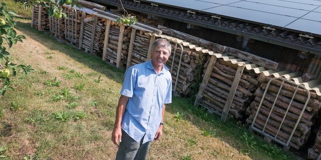 Obstbauer Urs Grunder spart dank der Solaranlage jährlich 10'000 Franken Stromkosten ein. (Bilder David Eppenberger)