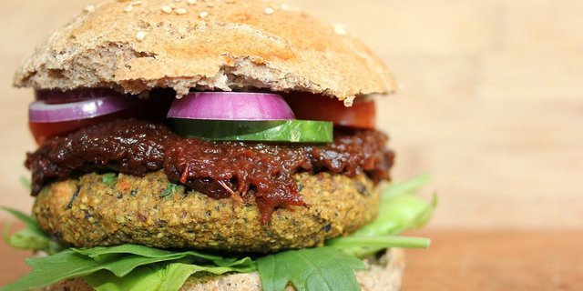 Der private Konsum von pflanzlichen Burgern und Ähnlichen hänge deutlich von der Art des Haushalts ab. (Bild lysindamond / Pixabay)