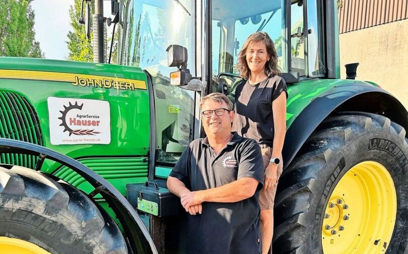 Das Betriebsleiterpaar Andreas und Erika Hauser (auf einem John-Deere-Traktor) betreibt ein vielseitiges Lohnunternehmen. 