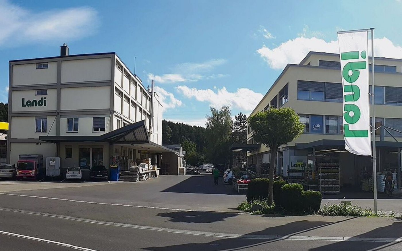 Das Landi-Agrarcenter mit Tankstelle in Hünenberg.  