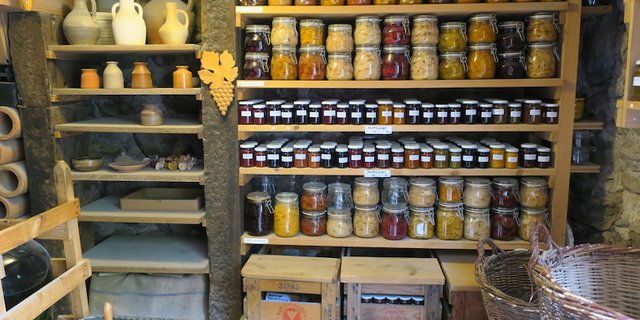 Die Gründe für einen vollen Vorratskeller sind eher ideeller als materieller Natur. Zu Zeiten der Corona-Pandemie waren eigene Konserven wieder sehr gefragt. (Bild Esther Thalmann)