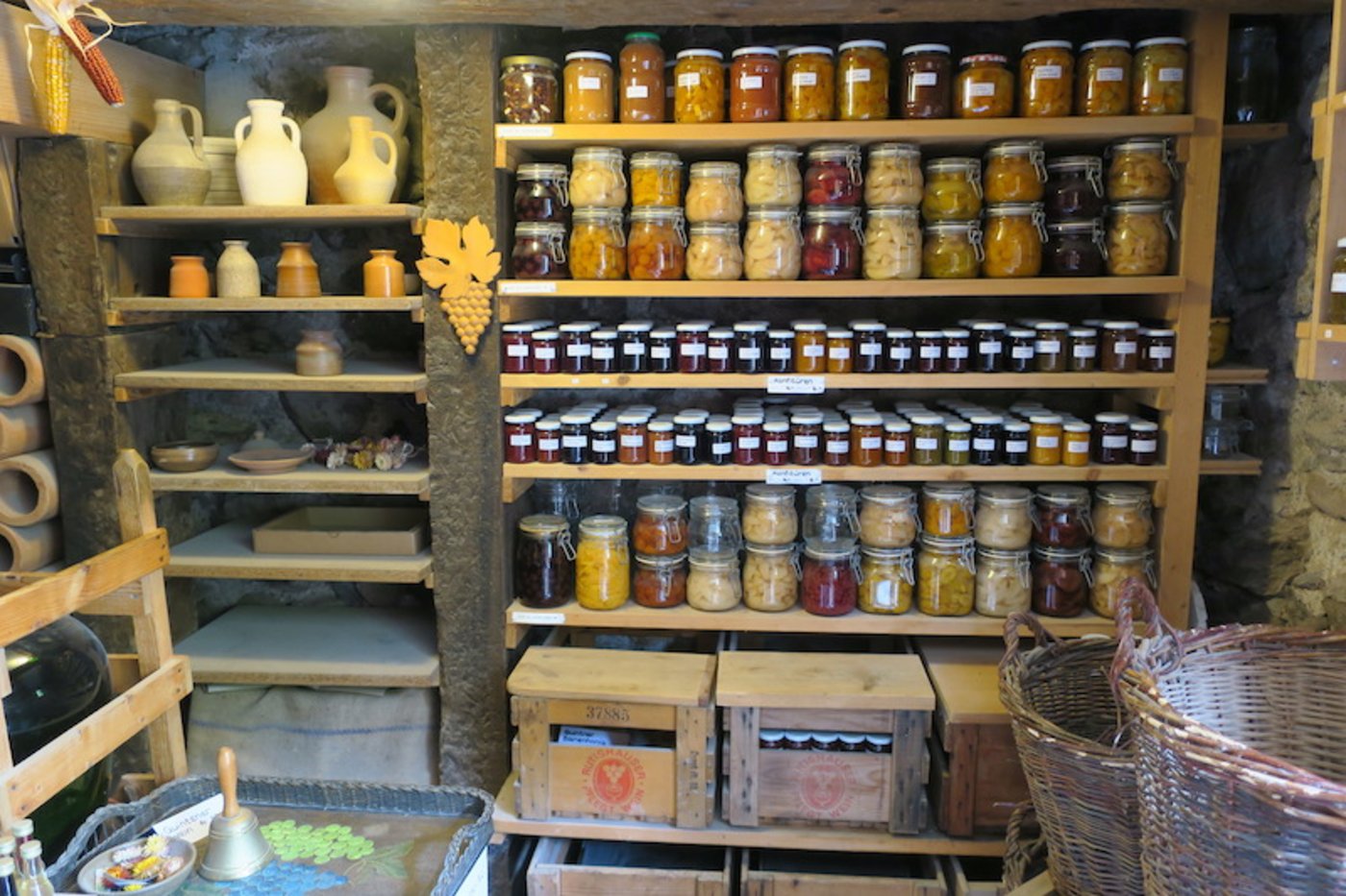 Die Gründe für einen vollen Vorratskeller sind eher ideeller als materieller Natur. Zu Zeiten der Corona-Pandemie waren eigene Konserven wieder sehr gefragt. (Bild Esther Thalmann)