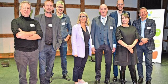 Jürg Iseli (4. v. r.), Präsident der Berner Bauern, mit den Teilnehmern und der Moderatorin der Podiumsdiskussion (v. l. n. r.): Andreas Stalder, Urs Haslebacher, Beat Gerber, Sonja Hasler, Hansjürg Jäger, Babette Sigg Frank und Reto Sopranetti. 