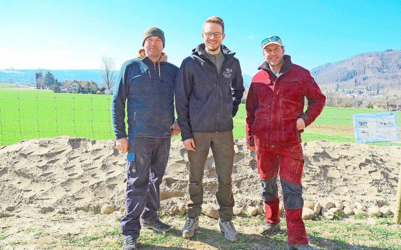 Markus Basler, Marius Fischer und Fredy Umbricht vor der fertigen Sandlinse.  