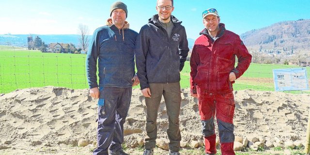 Markus Basler, Marius Fischer und Fredy Umbricht vor der fertigen Sandlinse.  