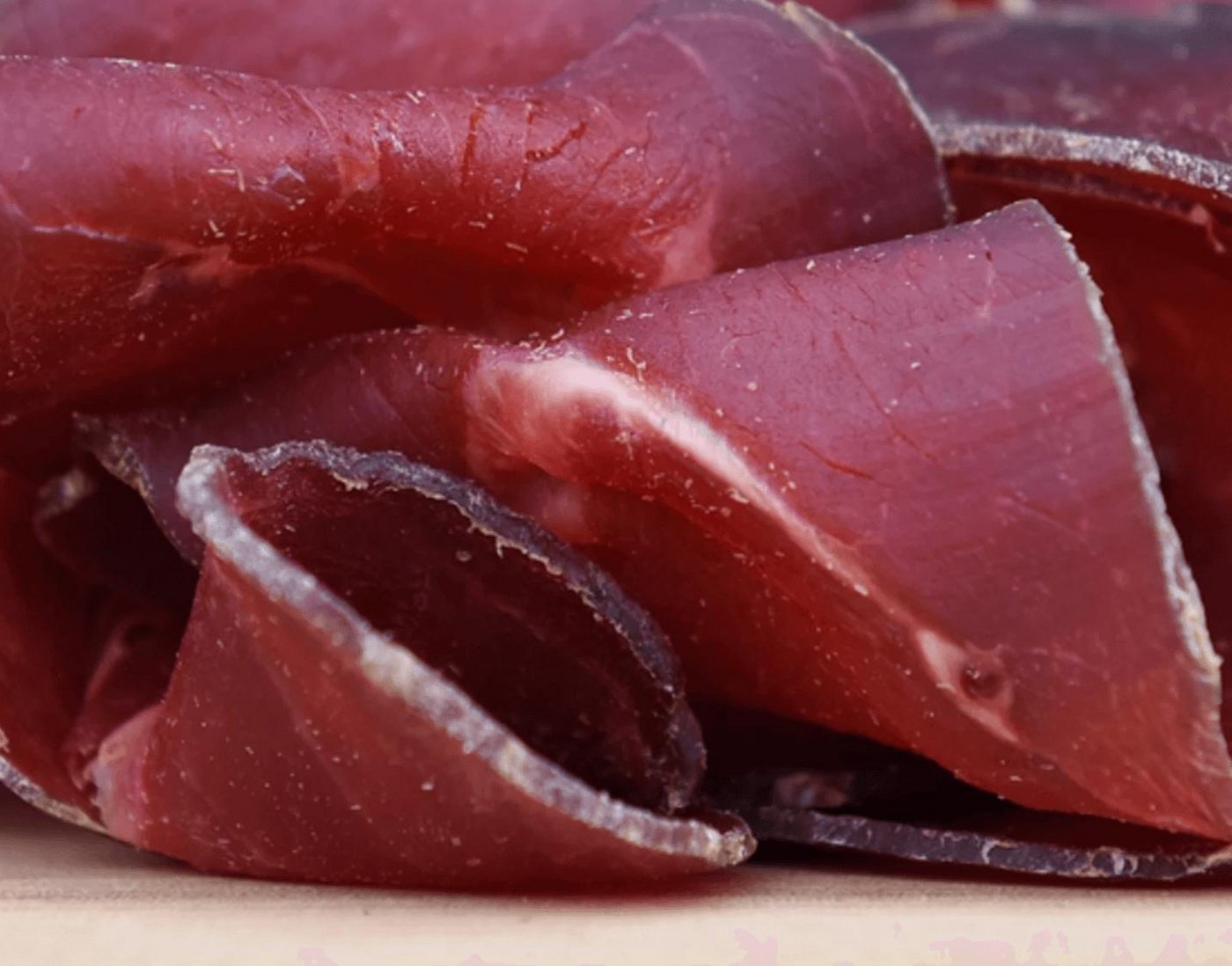 Je nach Hersteller kann im traditionellen Urner Trockenfleisch unterschiedliches Fleisch zum Einsatz kommen. (Bild Screenshot tigerts.ch)