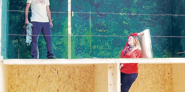 Während der Vorstellung sitzt jeder Schauspieler in seinem Kubus. Coronasicher sind so Bühne und Zuschauerraum. (Bild zVg)