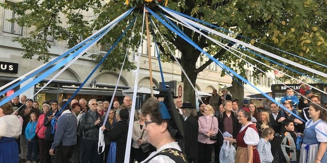 Ein weiteres Mal muss St. Gallen auf den Olma-Umzug verzichten. Der letze fand 2019 statt, Gast war die Schweizer Volkskultur. Aus dem Bild sieht man die Zürcher Trachtenvereinigung mit Maibaum. (Bild Alexandra Stückelberger)