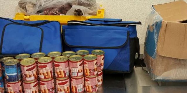 Stolze Beute: Die Grenzwächter fanden in zwei Autos über 110 Kilo geschmuggeltes Fleisch und 28 Liter Alkohol. (Bild Grenzwache Basel)