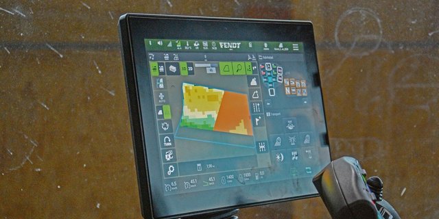 Die Applikationskarte ist im Terminal des Traktors bereit, um vom angehängten Düngerstreuer automatisch umgesetzt zu werden. Das Ziel kann eine Homogenisierung des Bestands sein oder das Fördern besonders ertragsstarker Zonen. 