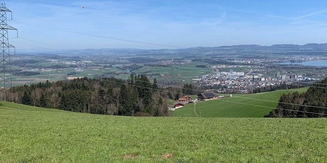 Vom neu ausgeschiedenen Zuströmbereich Zugersee sind wenige Luzerner, viele Zuger, aber noch keine Schwyzer Betriebe betroffen. Blick vom Luzerner Michelskreuz Richtung Rotkreuz und Zugersee. 