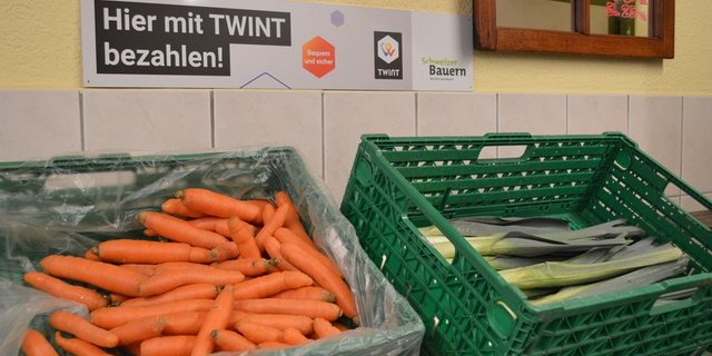 Mehr Zugriffe auf die Online-Hofsuche und mehr Betriebe mit Twint-Angebot: Das Coronavirus fördert die Direktvermarktung trotz Hindernissen. (Bild BauZ)