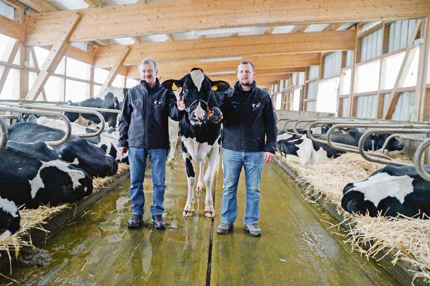 Die stolzen Meisterzüchter Alain und sein Vater Severin Jungo mit der Kuh London. (Bilder Josef Jungo)