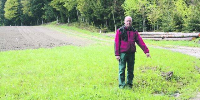 Ueli König zeigt den Schacht, in den die Parzellen- und auch die Wegentwässerung hineinfliesst. (Bild Andrea Wyss)