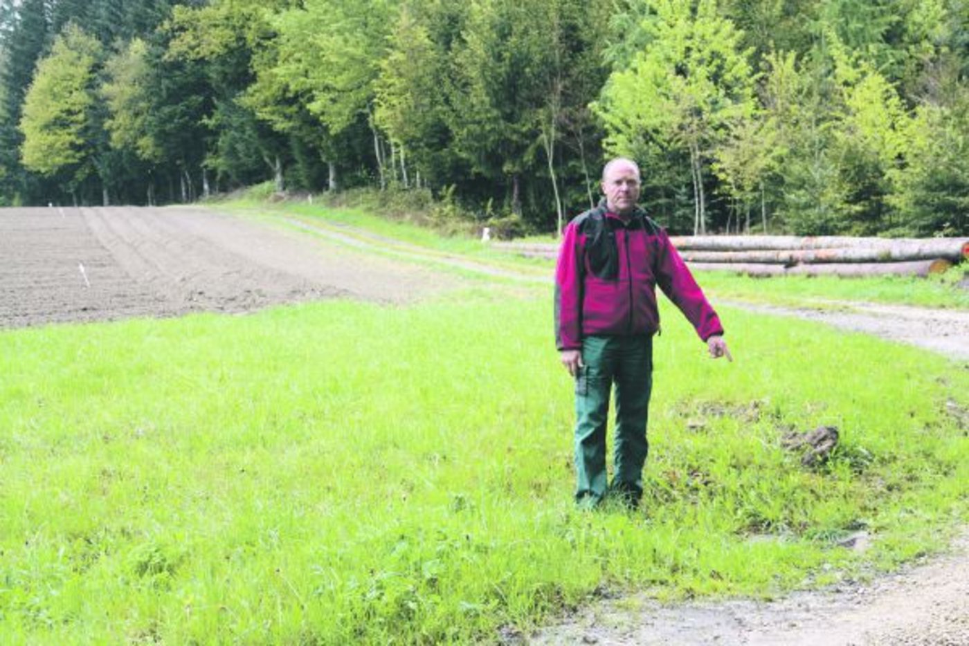 Ueli König zeigt den Schacht, in den die Parzellen- und auch die Wegentwässerung hineinfliesst. (Bild Andrea Wyss)