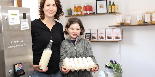 Madlen Gerber verkauft in ihrem liebevoll eingerichteten Hoflädeli frische, gekühlte Kuhmilch mit dem «Brunimat» und Tochter Sarina präsentiert hofeigene Eier. (Bilder Hans Rüssli)