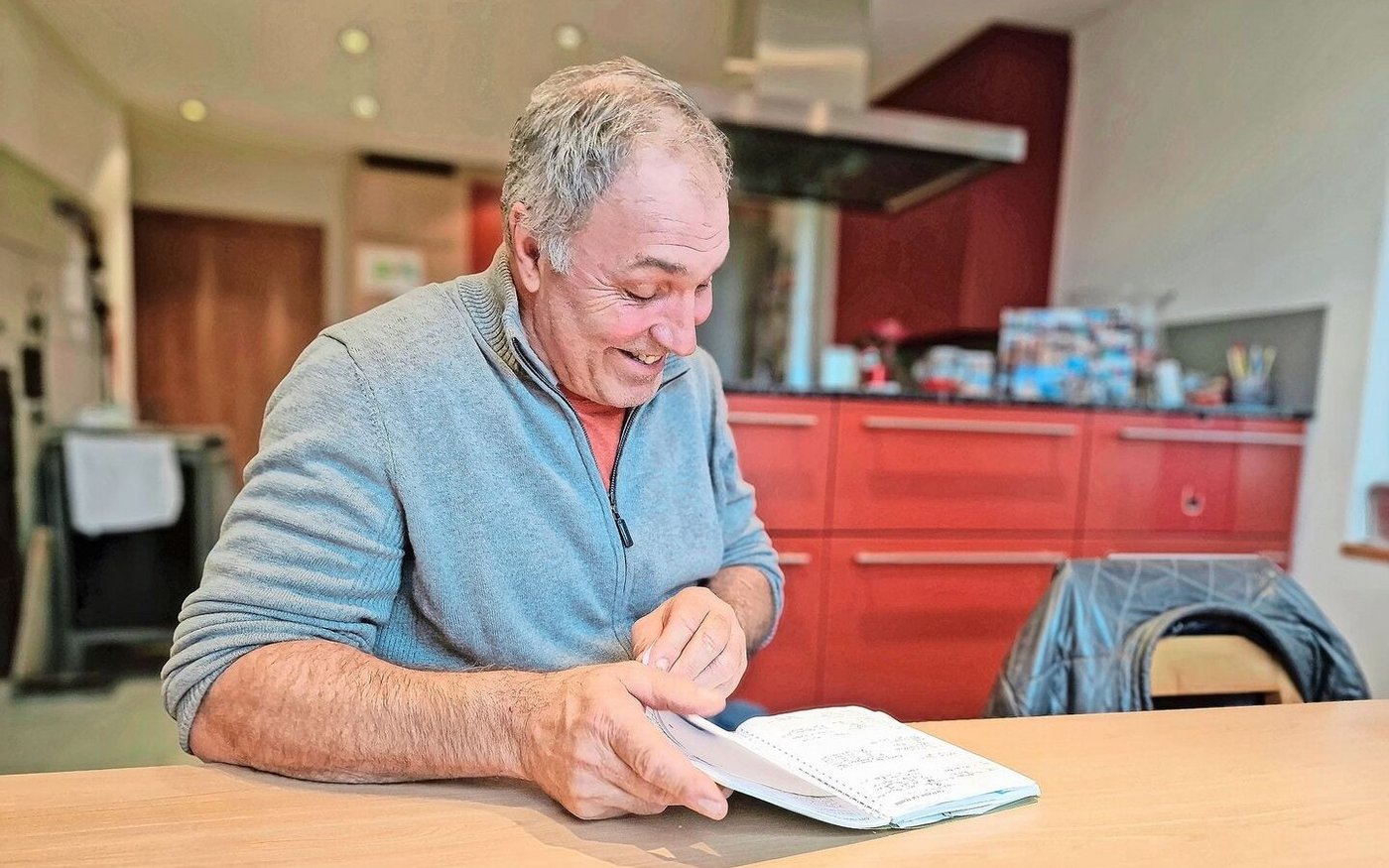 Walter Scheuch blättert in seinem Ackerbau-Tagebuch. Er sieht aber durchaus auch in der Digitalisierung Vorteile, obschon er grosse Fragezeichen bei Digiflux macht. 