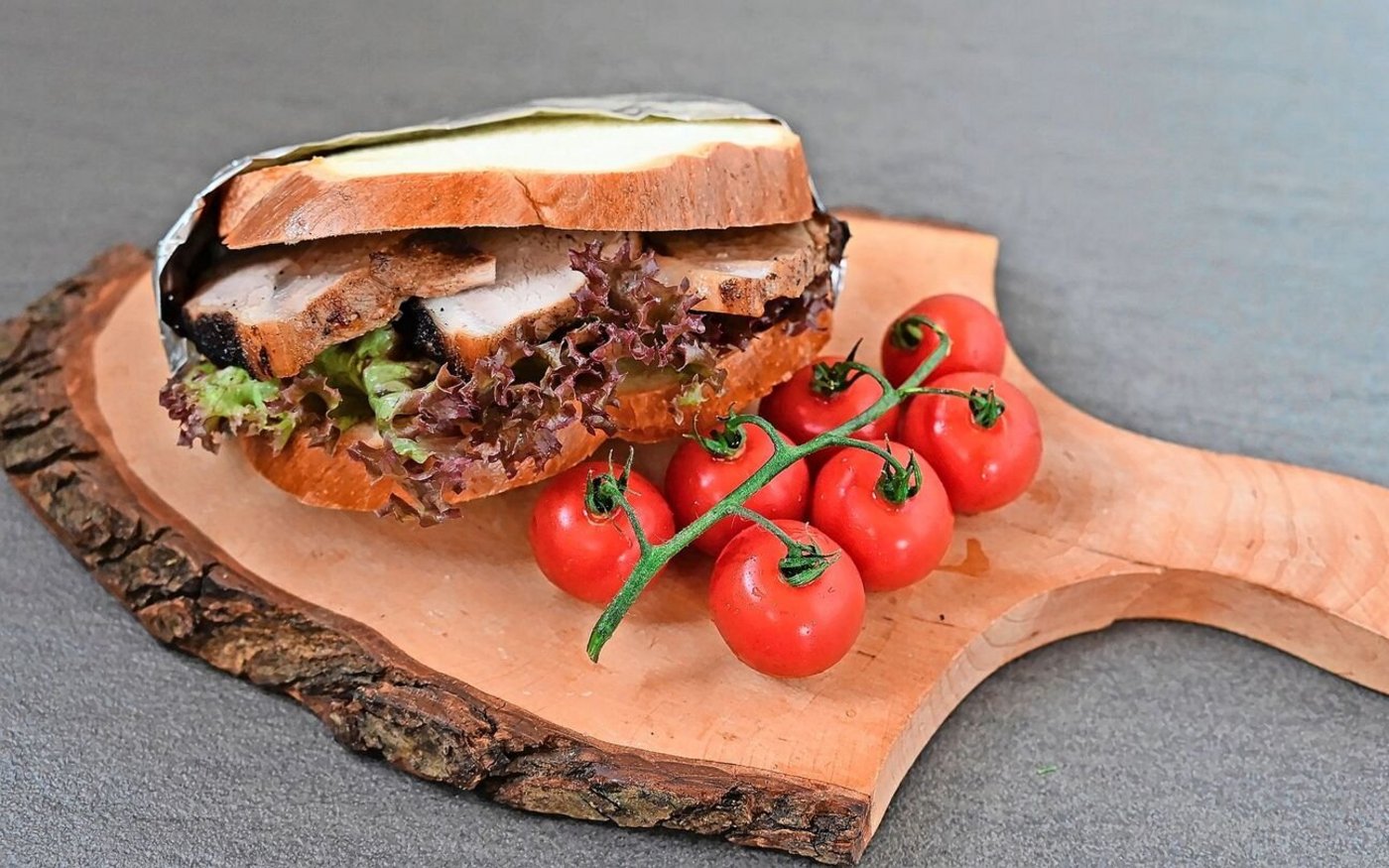 Der austretende Saft aus dem frisch gebratenen Fleisch macht das Braten- oder Schnitzel-Brot sehr aromatisch. 