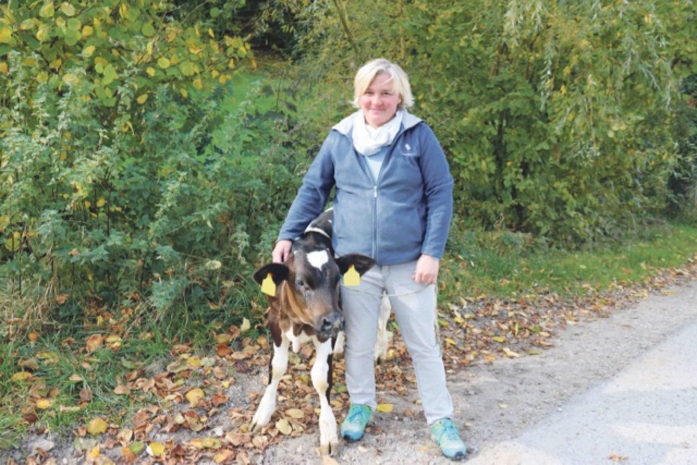 «Meine schönste Arbeit ist die mit den Mastkälbern», sagt Käthi Graf-Frey. «Ich mag diese Tiere.» Offensichtlich gilt das auch umgekehrt. (Bild Benildis Bentolila)