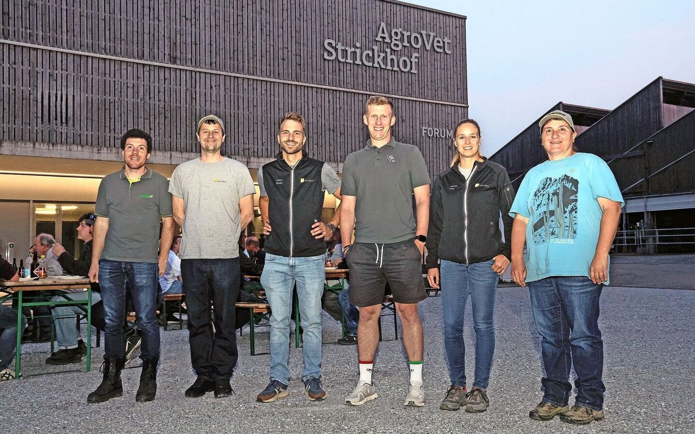 (v.l.n.r) Simon Rothenbühler, Serge Braun, Simon Binder, Luzi Schneider, Janine Hitz und Sonja Basler präsentierten an ihren Posten aktuelle Entwicklungen bei den Ackerkulturen und laufende Feldversuche.