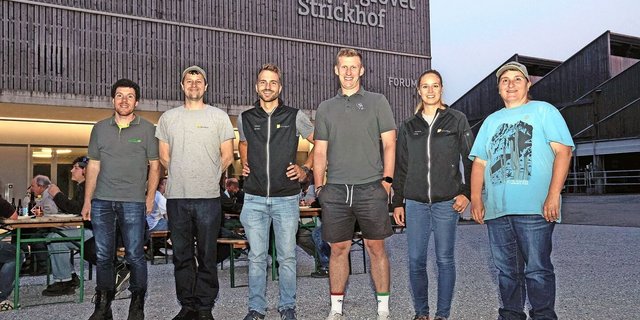 (v.l.n.r) Simon Rothenbühler, Serge Braun, Simon Binder, Luzi Schneider, Janine Hitz und Sonja Basler präsentierten an ihren Posten aktuelle Entwicklungen bei den Ackerkulturen und laufende Feldversuche.