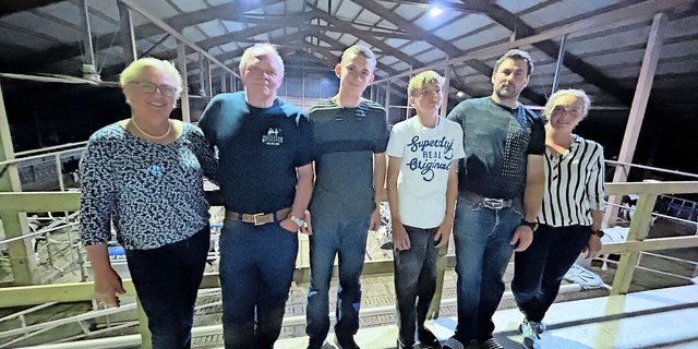 Gastgeber Trudi und Fredy Rüssli, Roman und Fabian mit ihren Eltern, dem Betriebsleiterpaar, Fredy und Regula Rüssli (v.l.).