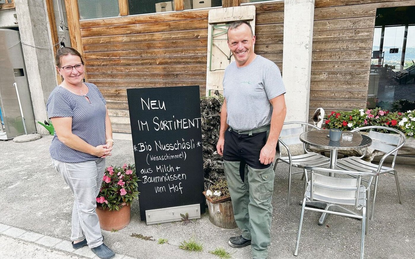 Noëlle und Marcel Lusti vor ihrem Hofladen. 