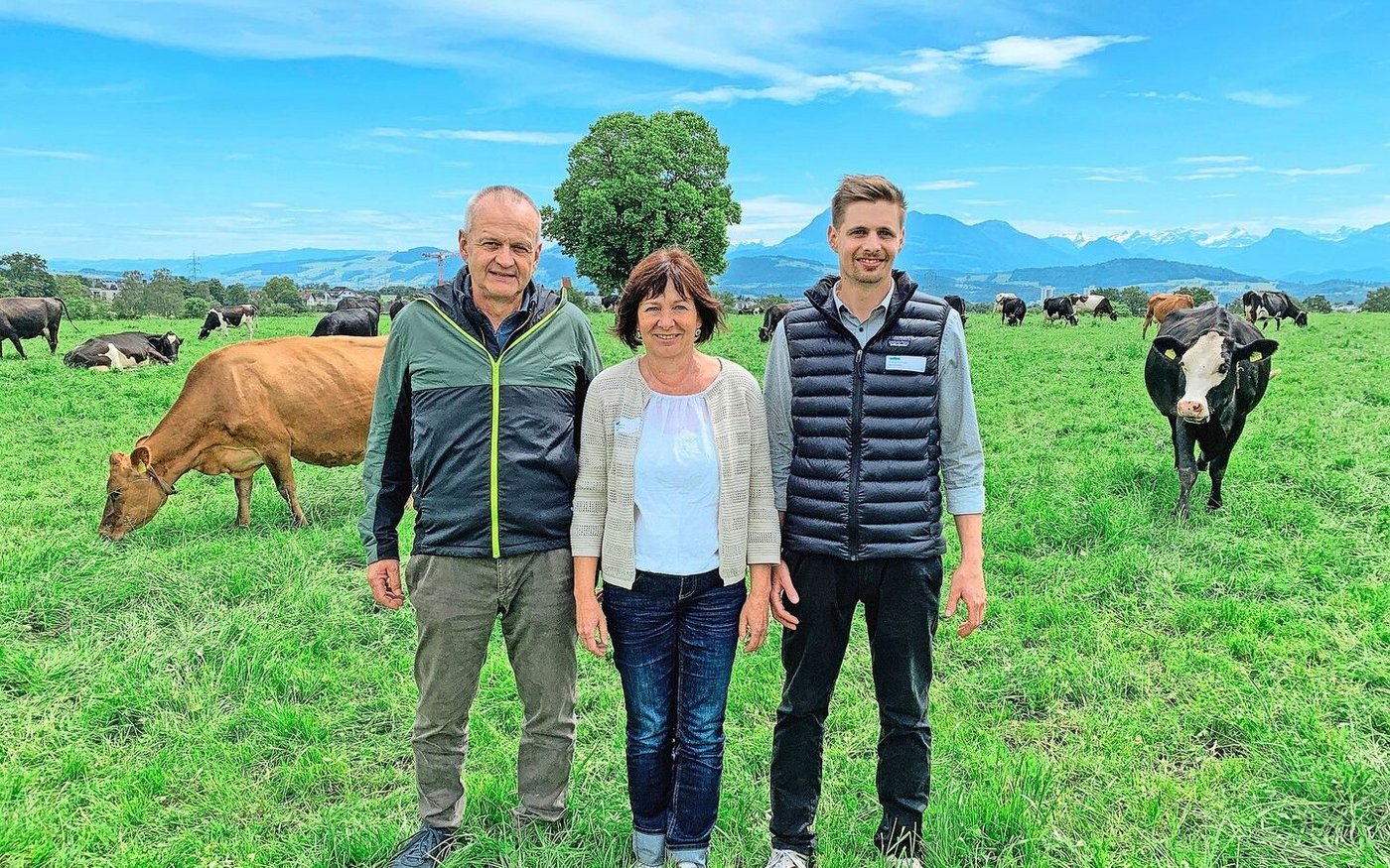 Setzen auf Vollweide mit irisch-neuseeländischer Genetik und auf saisonale Abkalbungen. Markus und Luzia Bühlmann mit dem Sohn und Betriebsleiter Pascal (v. l.).  