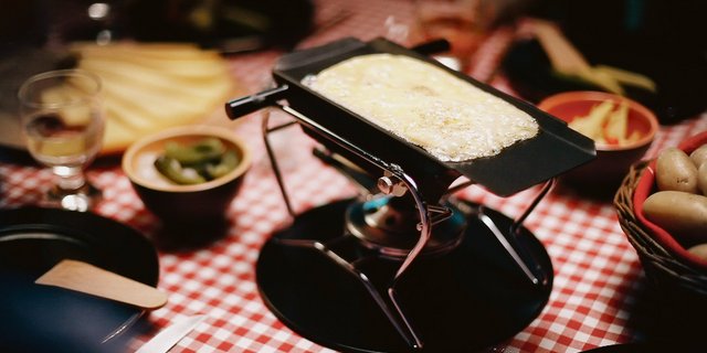 Bei Kontrollen werden oftmals Verstösse gegen den Täuschungsschutz festgestellt. Nicht alles, was sich Raclette nennt, ist gemäss AOP auch wirklich ein Raclette-Käse.(Bild Raclette Suisse)