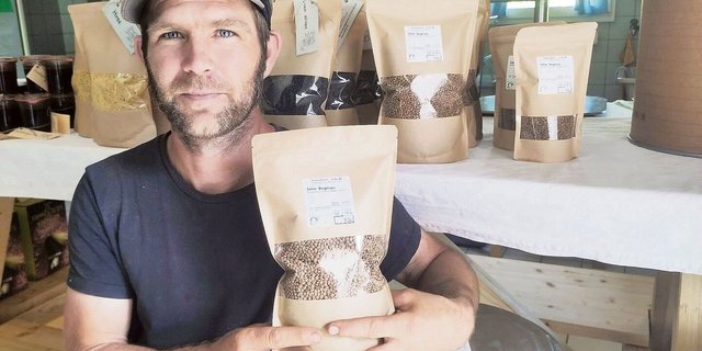 Emmenegger vom Schwarzacherhof in Zeihen verkauft die Linsen aus seiner Produktion getrocknet und als Burger.