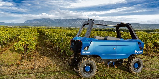 Das Start-up Vitibot stellte an der Fira ihren neusten Wurf, den «Bakus», vor. Am Metallprofil an der Unterseite des Roboters lassen sich  Werkzeuge installieren und auswechseln. (Bild Vitibot)