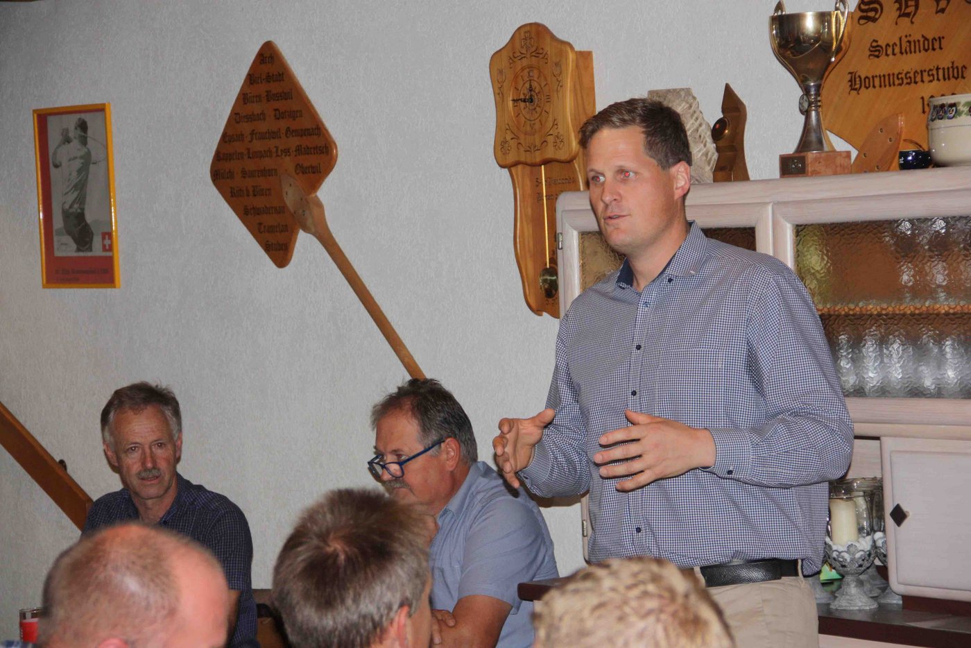 Auf Einladung von Heinz Siegenthaler, Bäuerliches Zentrum Schweiz (v. l. n. r.) und Rudolf Andres, Bernisch Bäuerliches Komitee, stellte sich Andreas Wyss den Bauern. (Bild Andrea Wyss)